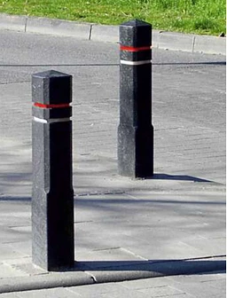 Poteaux anti-parking scellés dans un trottoir