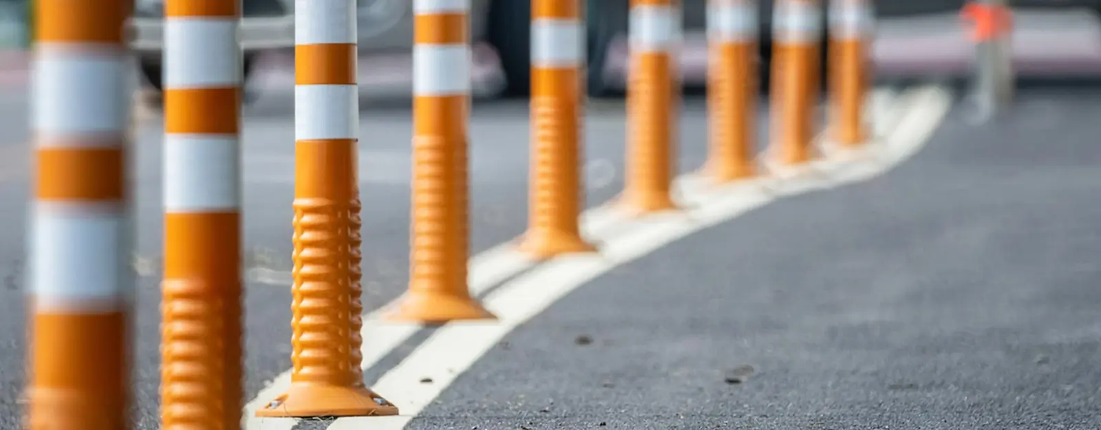 Rangée de potelets flexibles orange à bandes réfléchissantes